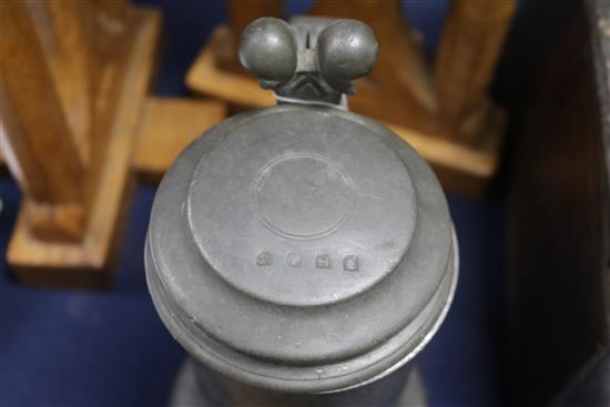 A Charles II Beefeater pewter flagon, probably Robert Marten (1638-1674), 9.25in.